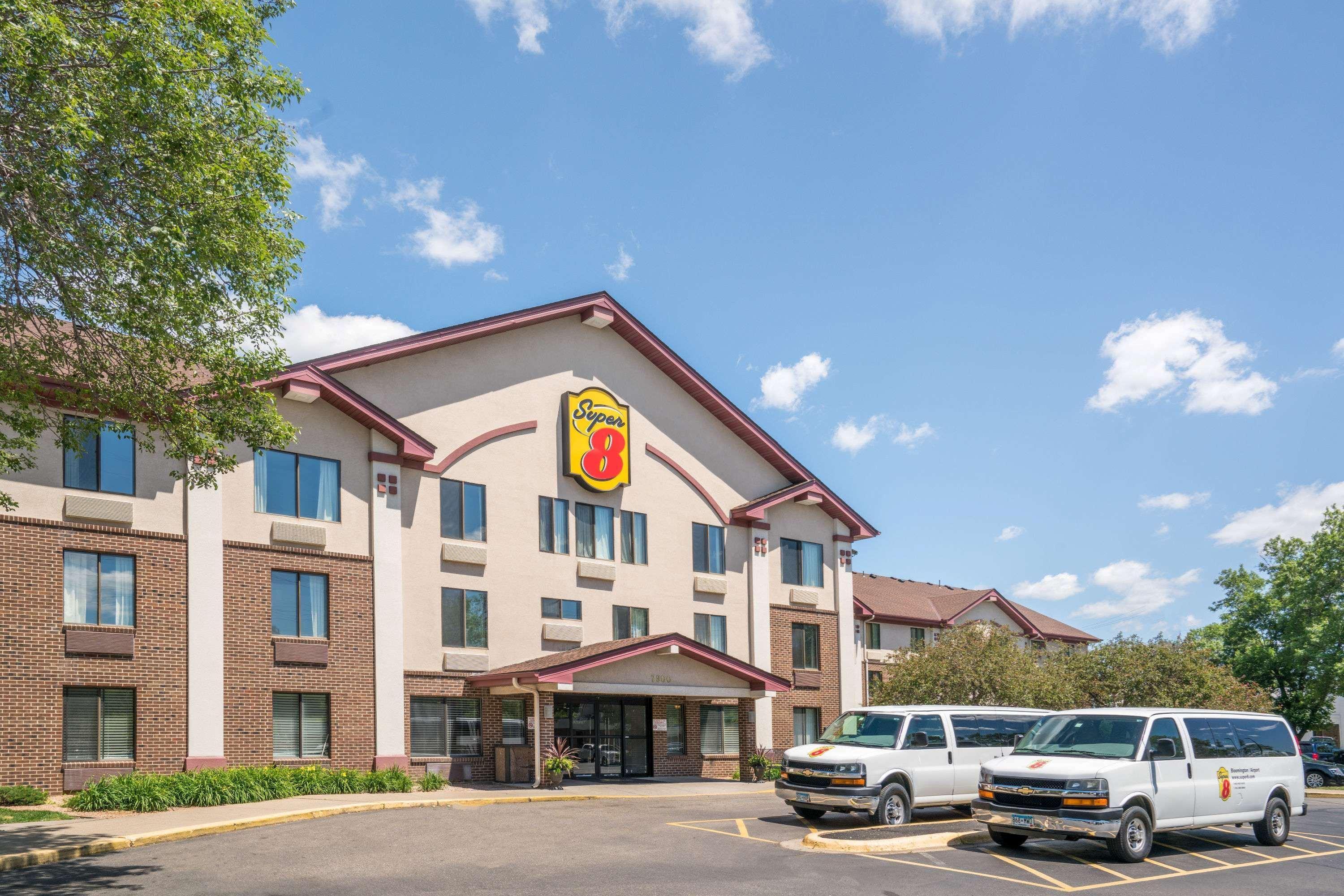 Super 8 By Wyndham Bloomington/Airport Hotel Exterior photo